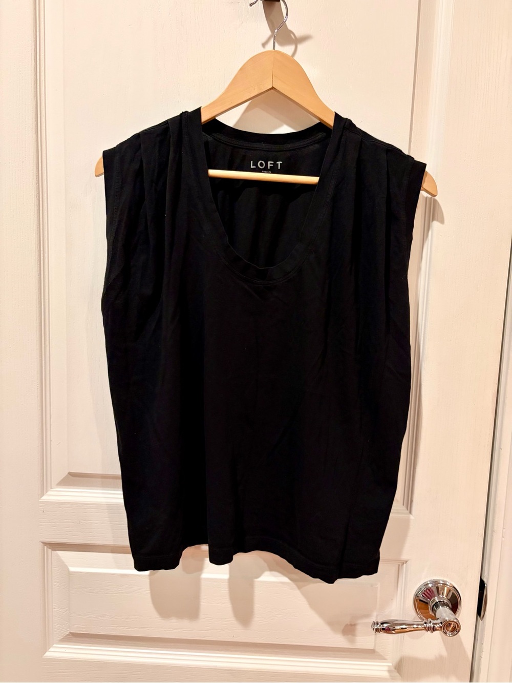 LOFT Black Sleeveless Scoop Neck Tank Top